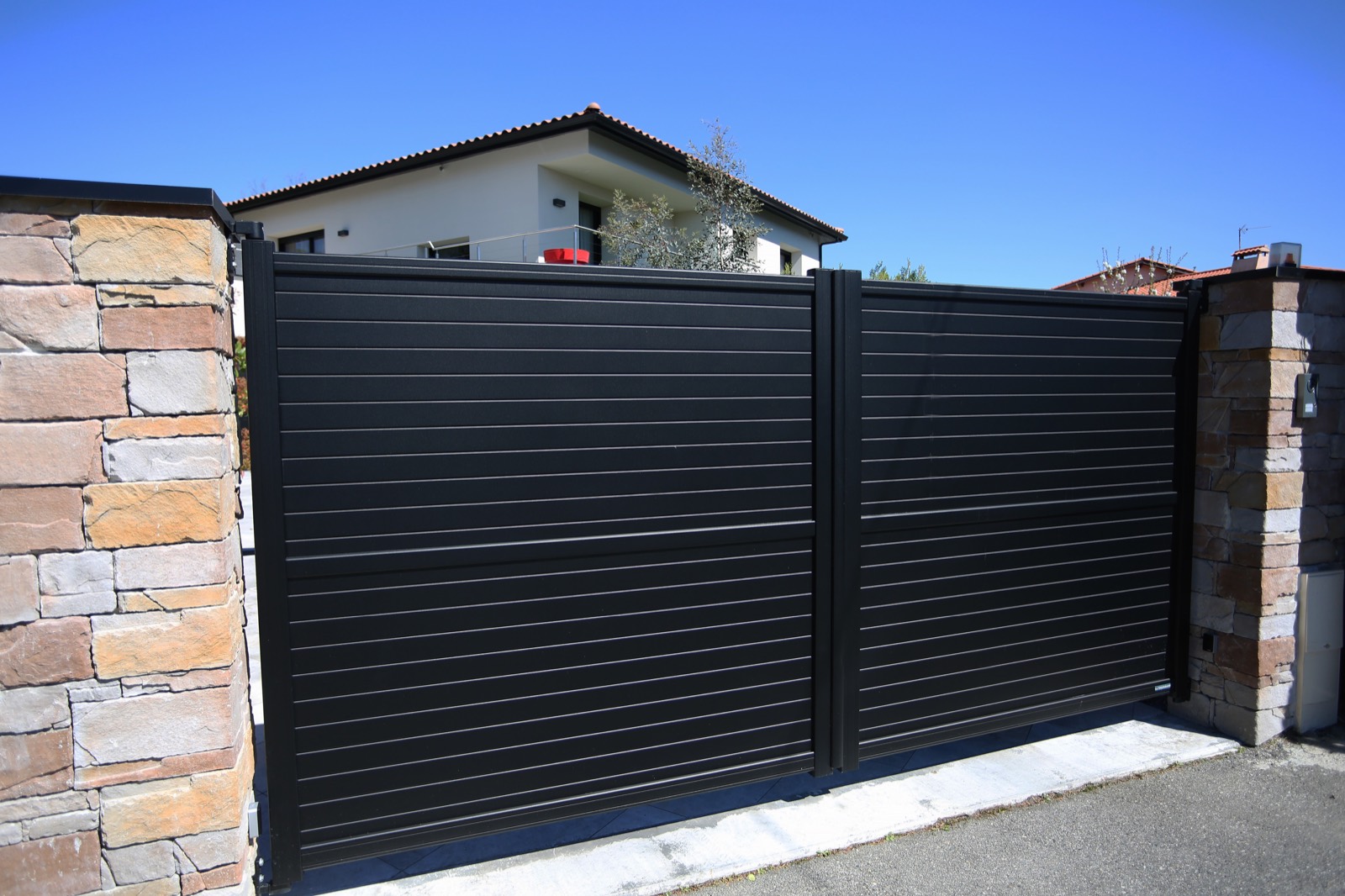 Portail coulissant aluminium anthracite